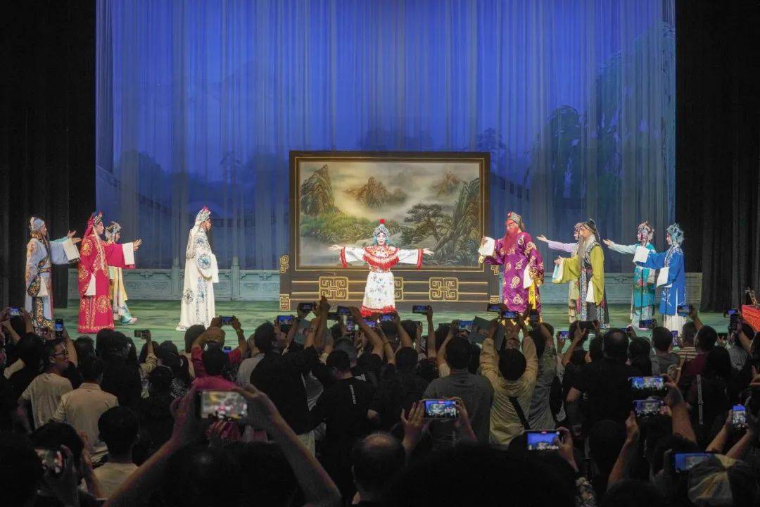 京剧演出谢幕，观众纷纷举起手机记录