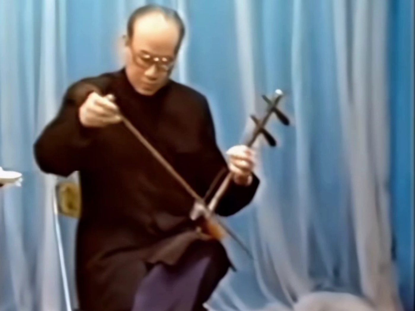 京胡是文场的主奏乐器，唱腔伴奏以它为首
